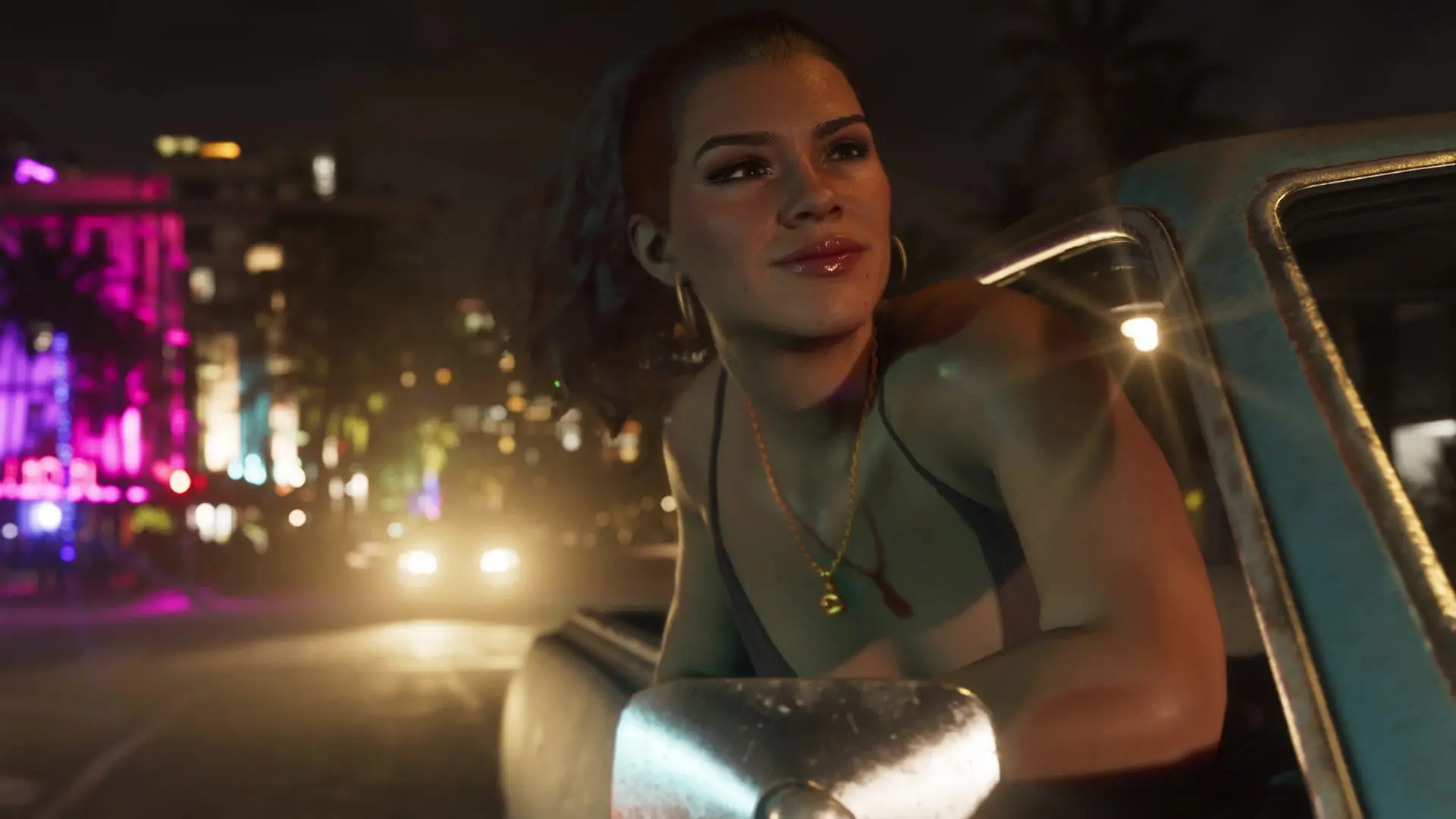 Primer plano de una mujer con collar dorado asomada desde un coche azul claro por la noche, con luces urbanas borrosas detrás.